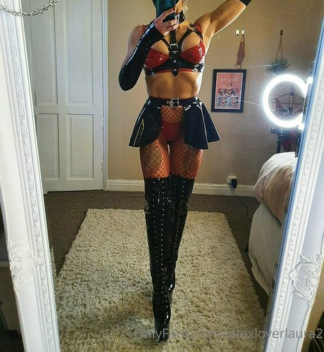 latexloverlaura2 nice model photo