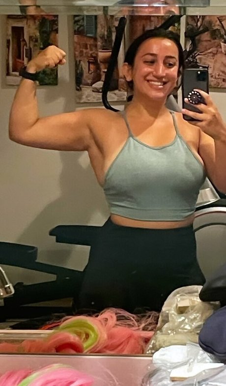 Nikki Geeks model pretty photos