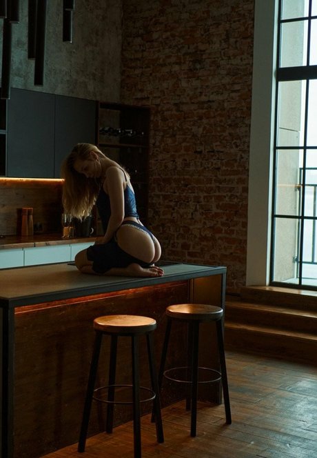 Nikki Mills star top galleries