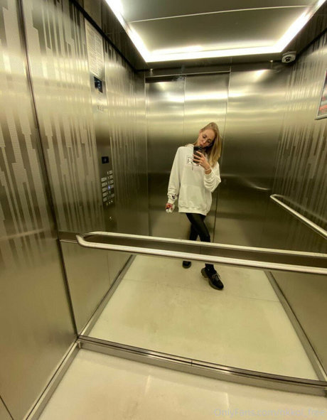 Nikki Mills pretty model image