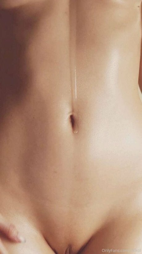 Nikki Mills beautiful model pics