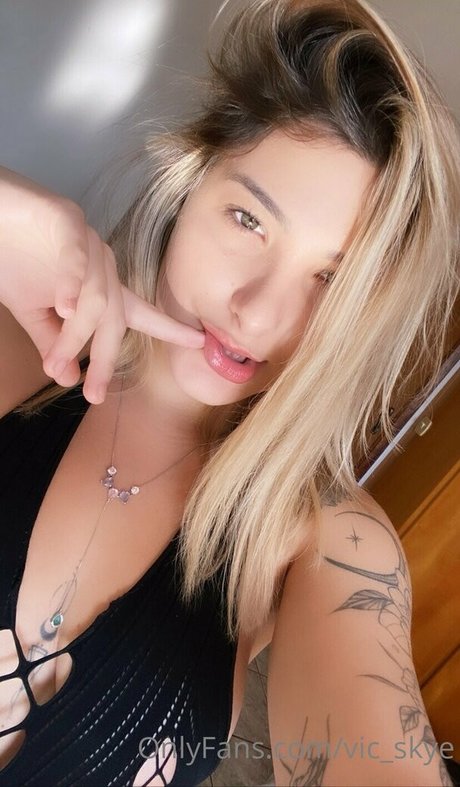 vic skye star top gallery
