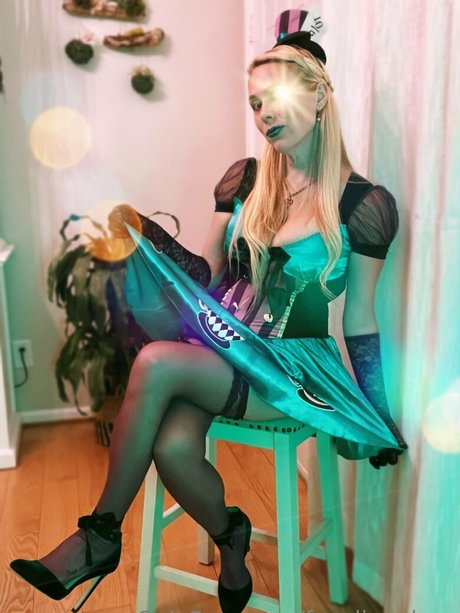 fayelinaplays naked model pictures