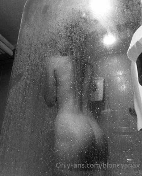 blondyariax xxx pornstar pic