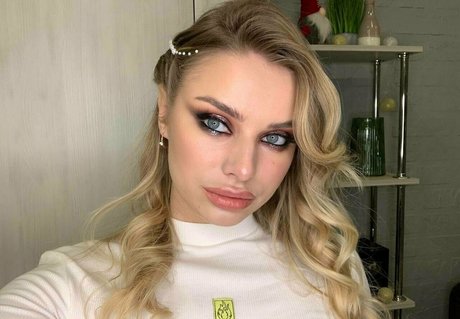 blondyariax model pornographic image