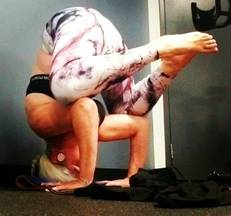 nakedyoganakedyoga erotic star img