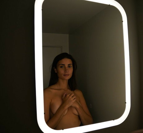 Ariannelayer art actress pic