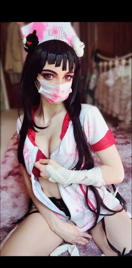 Dragon Cosplays model naked picture