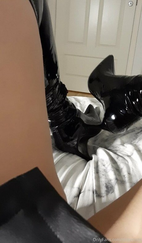 distannce pornstar erotic picture