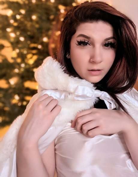 itsdollymattel pretty pornstar pic