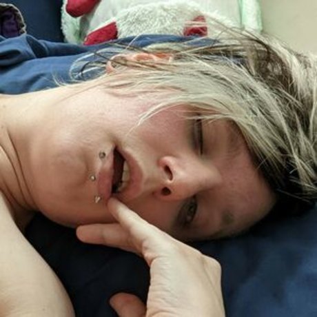 Demongirlcock porn model img