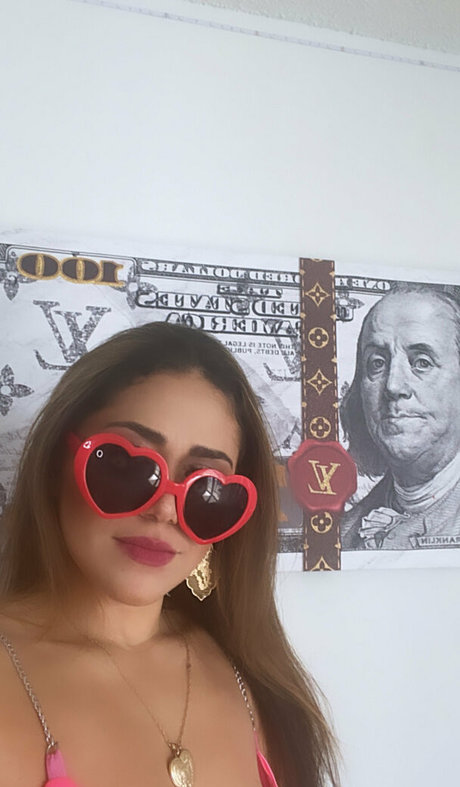 playgirlcarli18 model sexy images