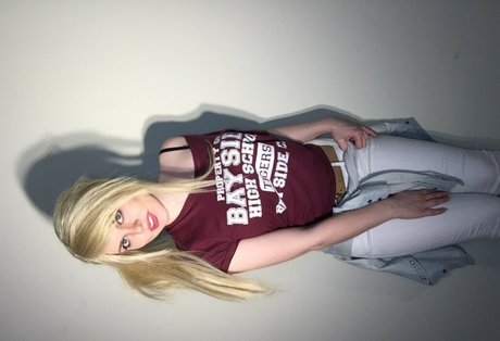 Abi Aikou exclusive star pics