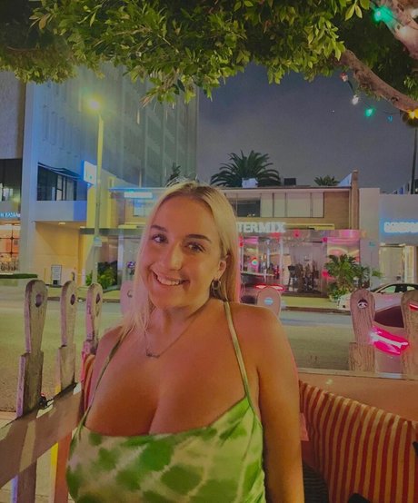 Holly Youpa star beautiful galleries