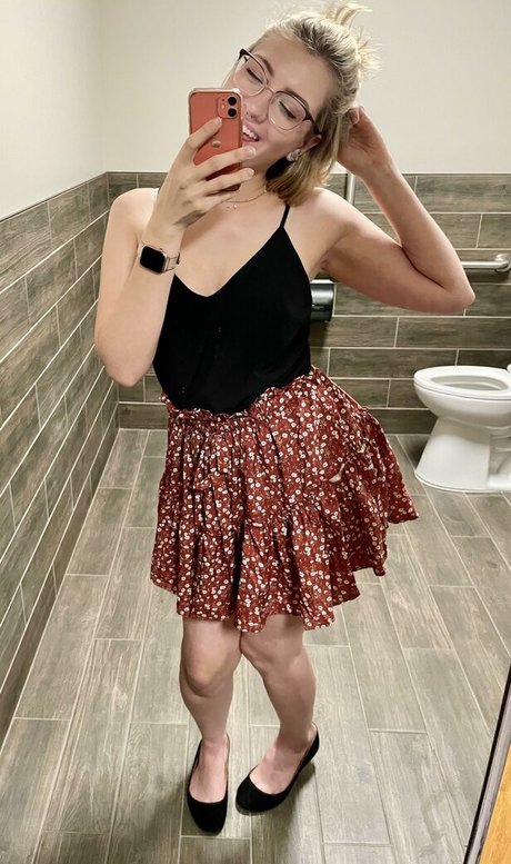 LilMisssIris nudes model galleries