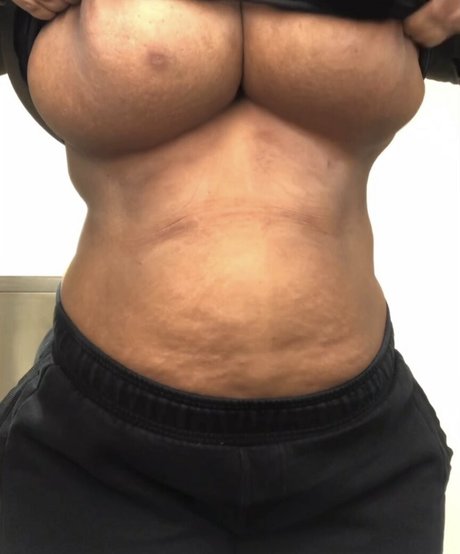 theafr0pic exclusive model image