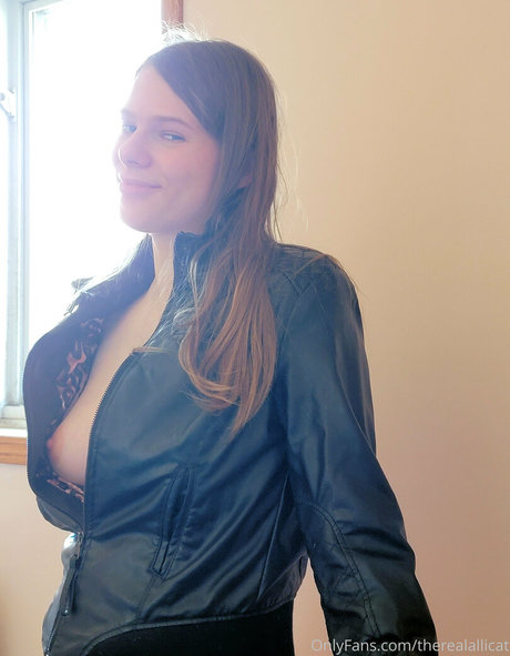 therealallicat star naked image