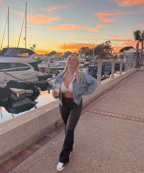 Peytn model sexy pic