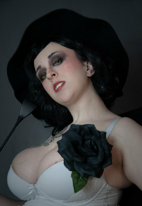 wonderlandkueen model naked pic