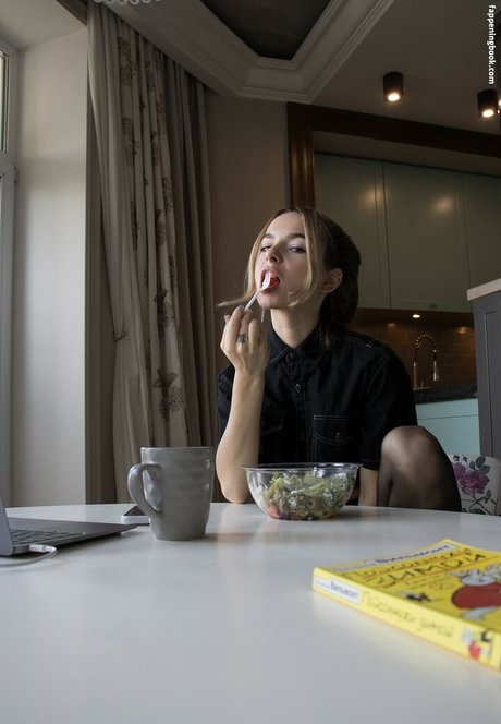 Emily Poker nude model picture