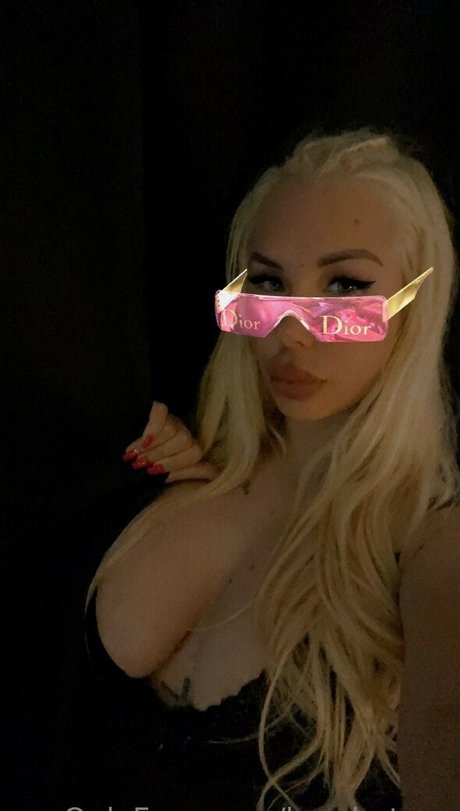 Kyra Hot star art pictures