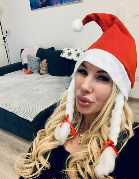 Kyra Hot model exclusive image