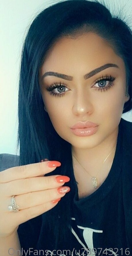 ella malyna27 hot model pic