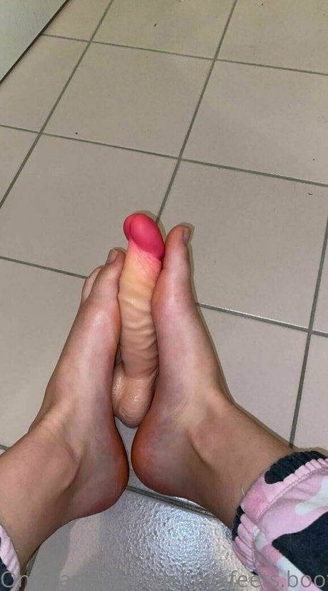 deluxe feets booty model nude archive