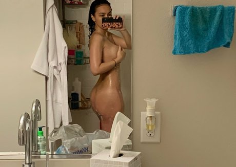 emxlyy model erotic archive