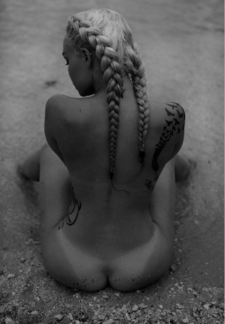 Krissy Mechelle art model img