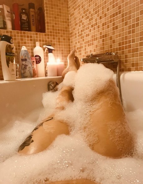 ilouisekari naked star pictures