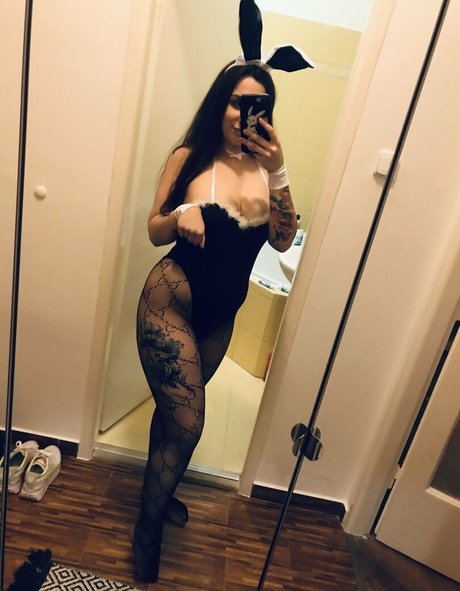 ilouisekari model art gallery