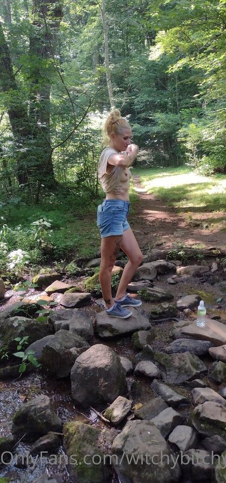 witchybitchy94 adult model picture