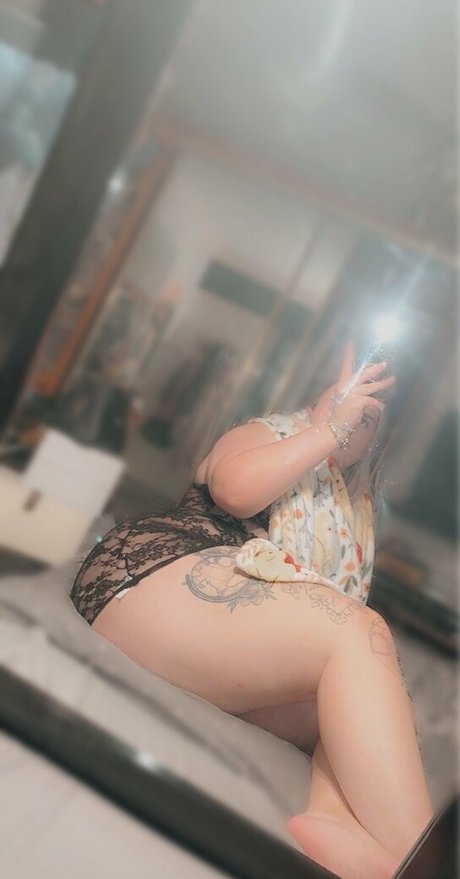 female influencer onlyfans beautiful image