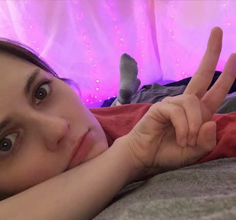 ruvalerie nude model pic