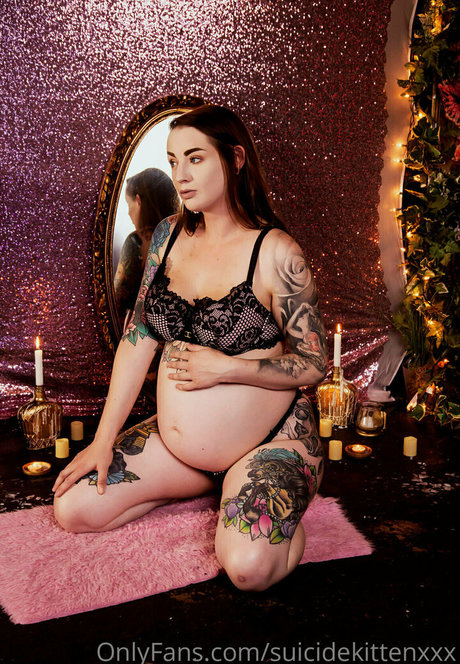 suicidekittenxxx nude model img
