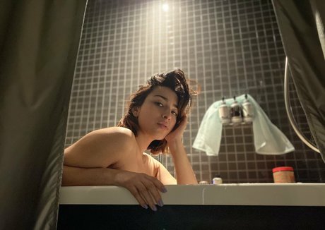 Serving Gaia sexy actress picture