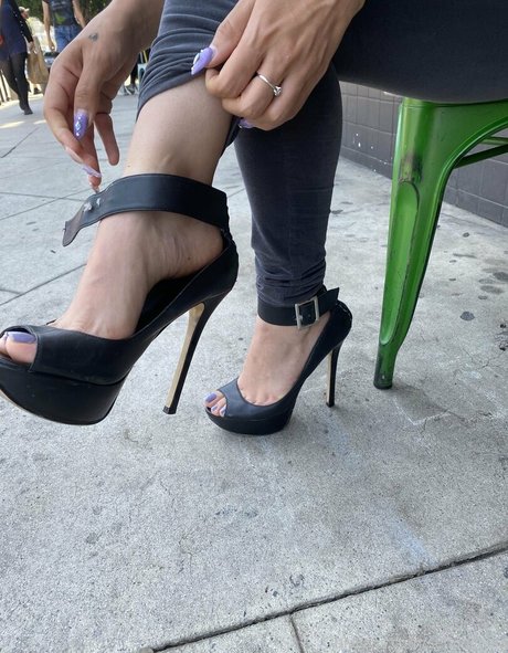 Serving Gaia model sexy images