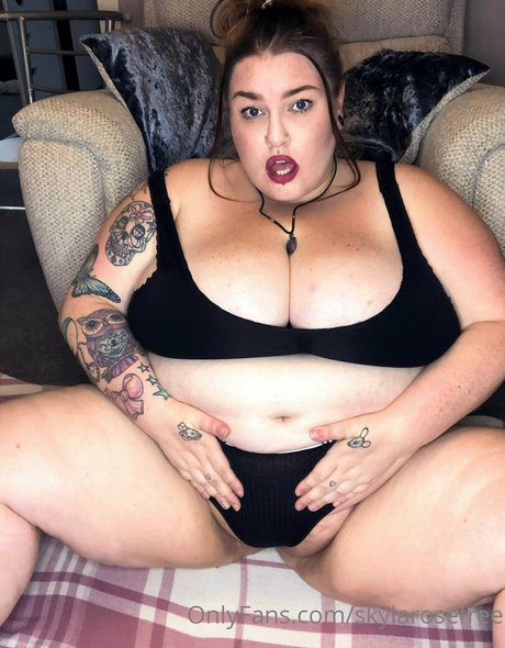 skylarosefree nude star photo