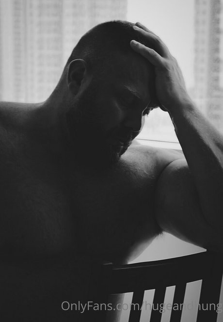 hugeandhung pornstar high quality picture