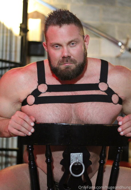 hugeandhung model nude photo