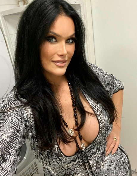 misscullinanofficial model erotic image