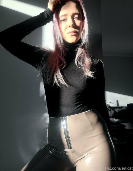 enicat model nice pic