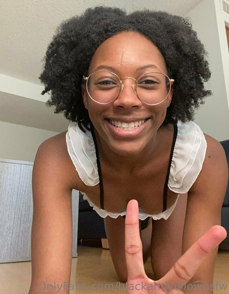 blackandyellownsfw pretty model images