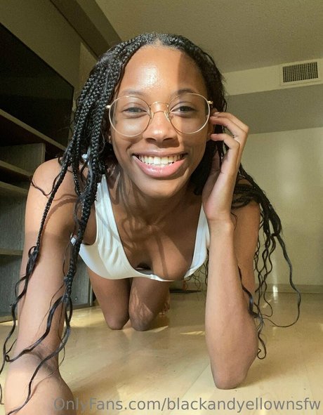 blackandyellownsfw sex model pic