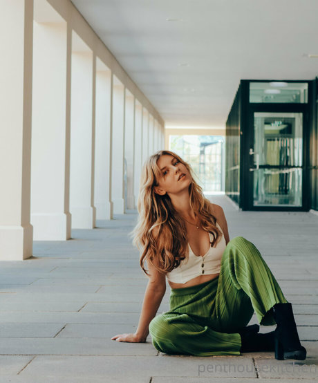 penthousekitchen pretty actress photo