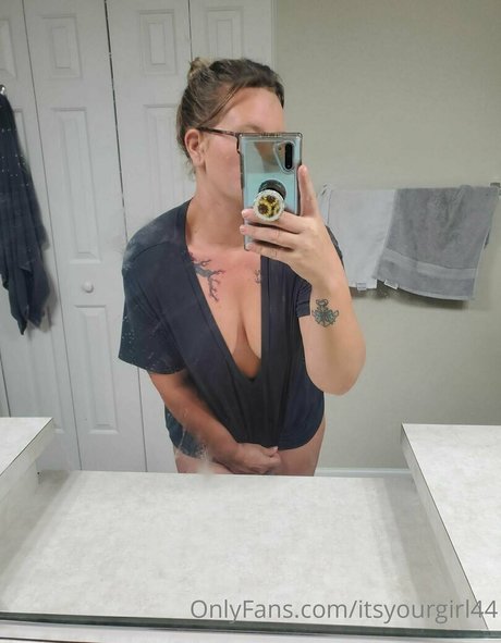 itsyourgirl44 naked model archive