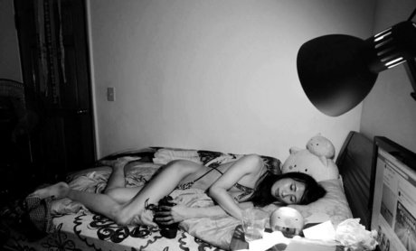 aa052931 model naked photo