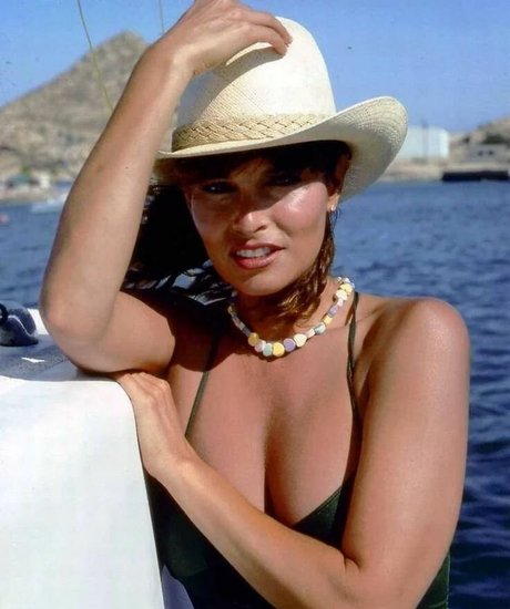 Raquel Welch star hot img