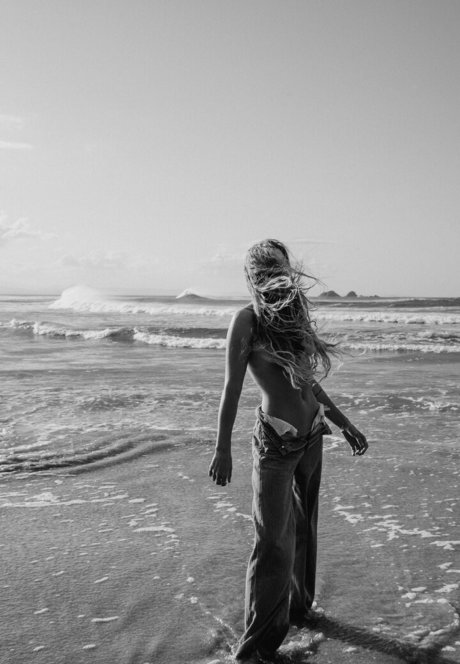 Sjana Elise Earp model hot photo